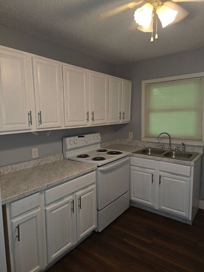 Building Photo - Duplex Available
