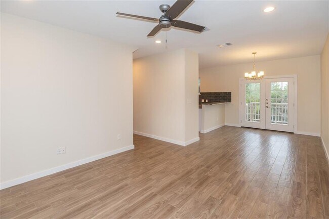 Building Photo - 10621 Lake Park Dr