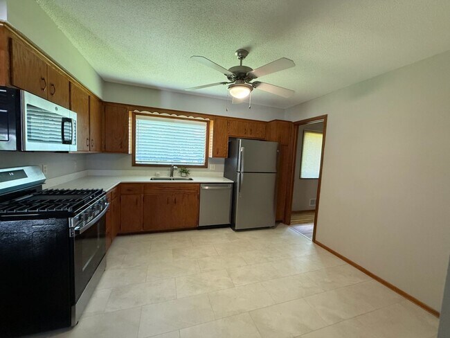 Foto del edificio - Newly Refreshed 3 Bedroom 1 Bath Single Family Home   This home shows beautifully and is waiting ...