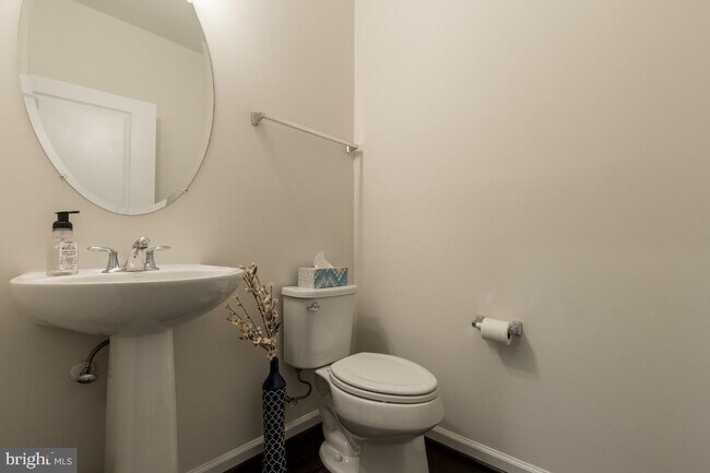 Foto del edificio - Stunning, light-filled end unit townhome in sought-after Brambleton community.