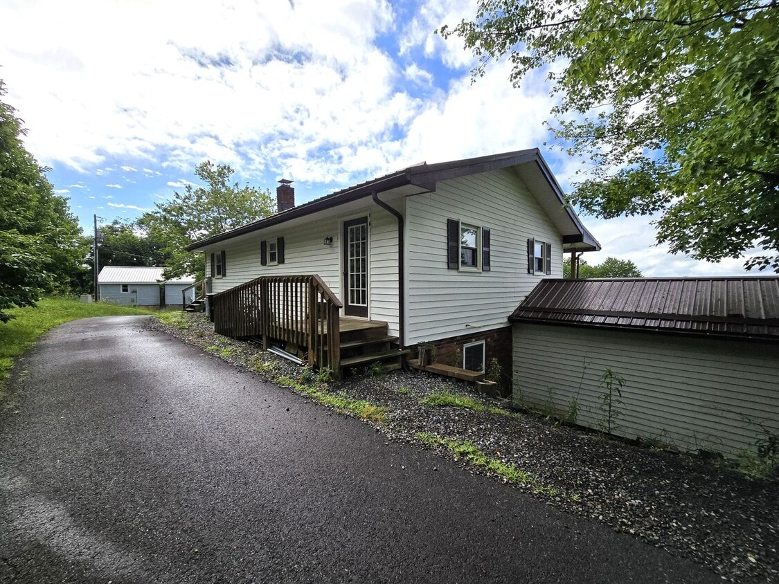 Primary Photo - Open Space Upper Unit in Crumpler NC