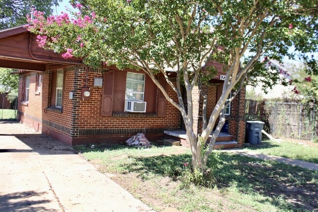Building Photo - Charming 2 Bedroom, 1 Bath Home with Side ...