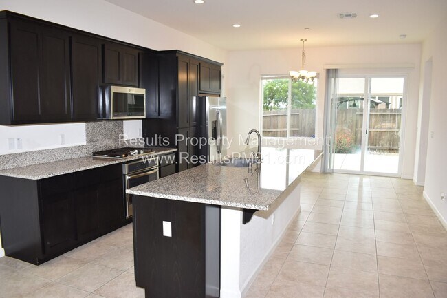 Foto del edificio - Lovely upgraded Four bedroom w Loft