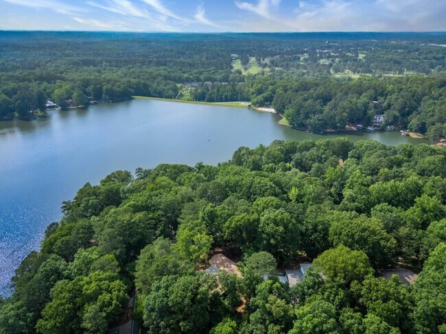 Foto del edificio - 813 Lakeshore Dr NW