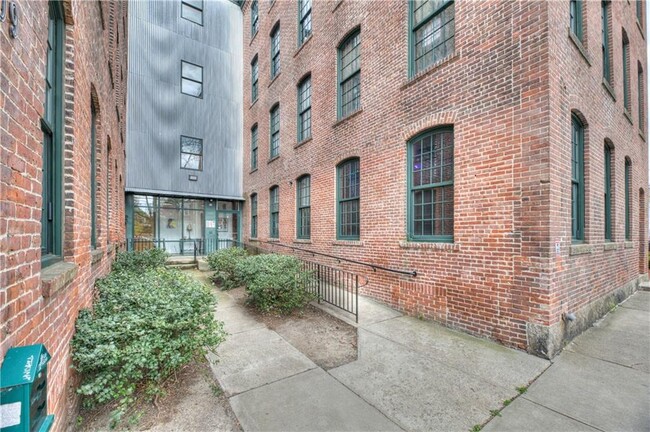 Building Photo - 407 Pine St