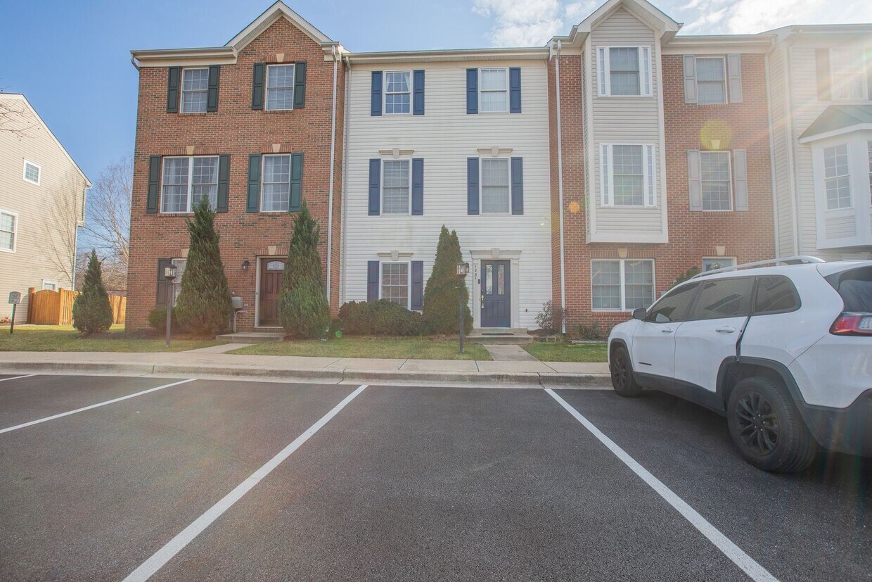 Primary Photo - Amazing 4 BR/3.5 BR Townhome in Gambrills!
