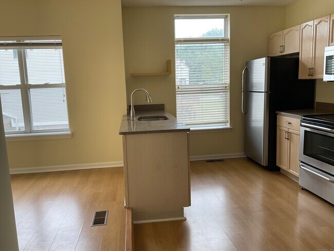 Foto del edificio - 565 Newfield St