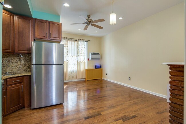 Building Photo - 461 Mallory Ave