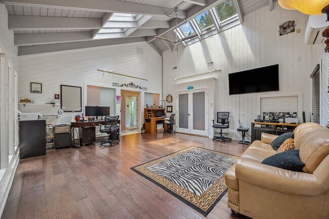 Building Photo - Gorgeous, Fully furnished 3 Bed 3.5 bath h...