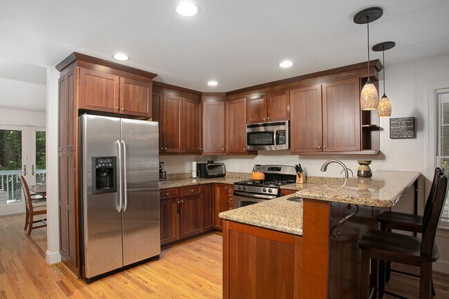 Foto del edificio - APPLICATION PENDING! Contemporary 3-Bedroom 2-Bath Townhome in Chapel Hill Close to UNC and Hospi...