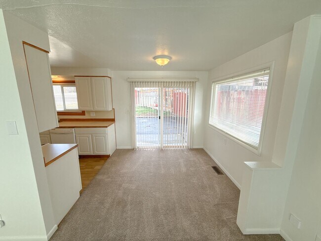 Foto del edificio - 3 Bedroom, 1.5 Bath House in Pacific Terrace neighborhood