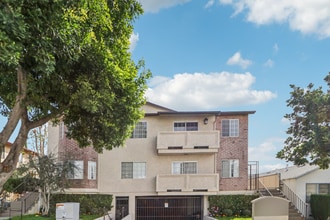 Building Photo - 700 E Cedar Ave