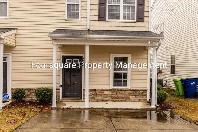 Foto del edificio - Bright End-Unit Townhome with Screened Porch & Community Pool – Raleigh Location