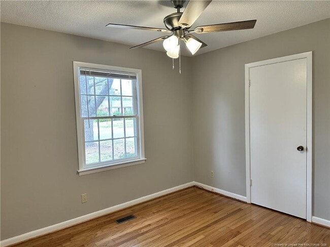 Foto del edificio - 5622 Carson Dr