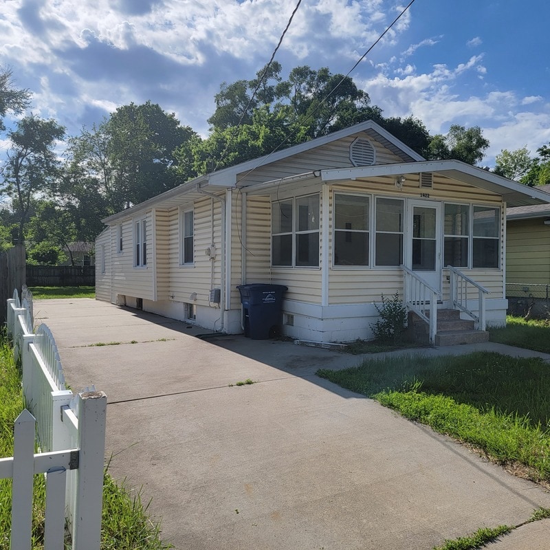 Primary Photo - 1422 E 17th Ct