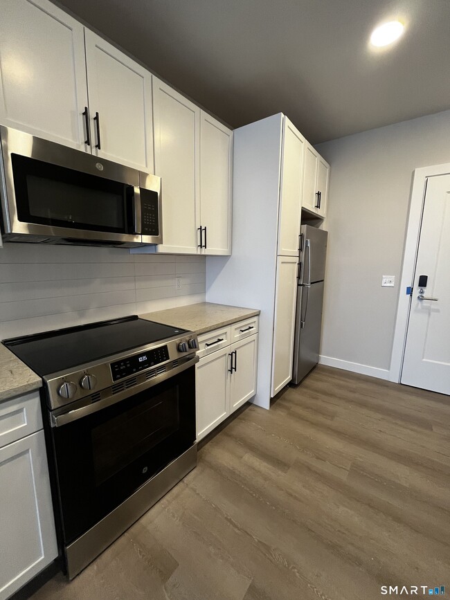 Building Photo - 467 West Ave