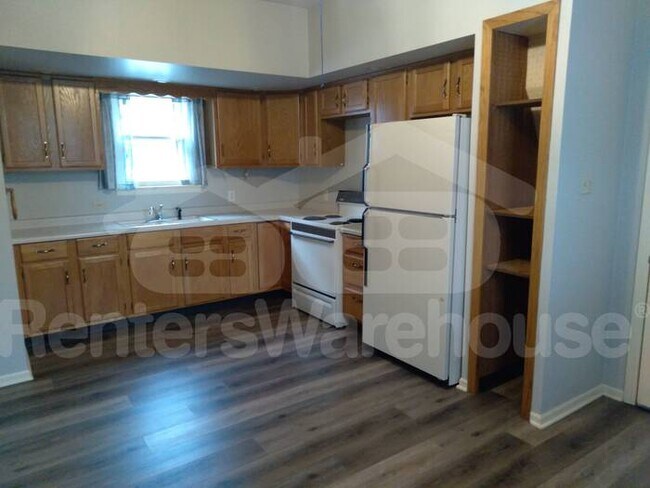 Foto del edificio - Recently Remodeled and Centrally Located Two Story Home With Detached Garage