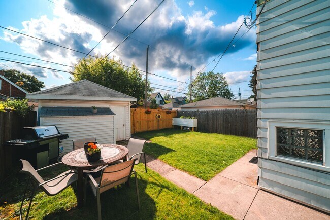 Foto del edificio - 3043-3045 N Bartlett Ave
