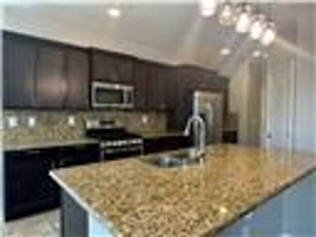 Foto del edificio - spacious 4 bedroom 2.5 bath home