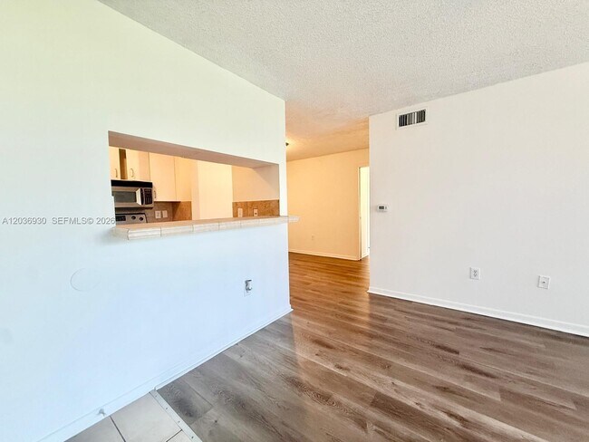 Foto del edificio - 1743 Village Blvd