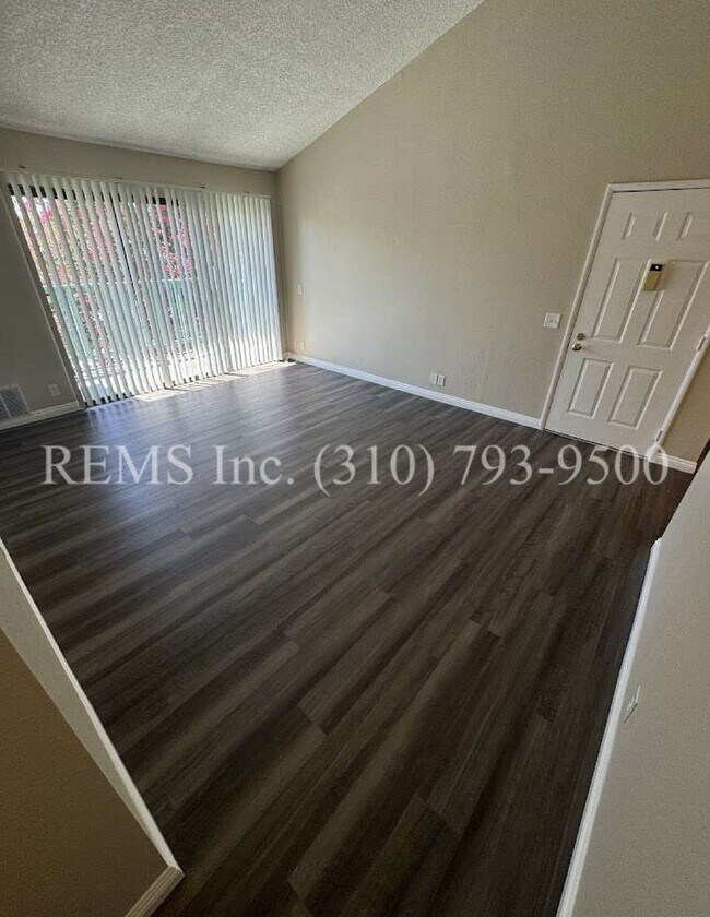 Building Photo - Renovated Upstairs Condo w/ Laundry and Ba...