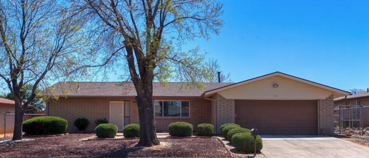 3 bedroom home with large family room - 3 bedroom home with large family room