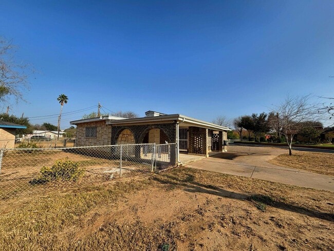 Building Photo - 3413 N Buena Vista Ave