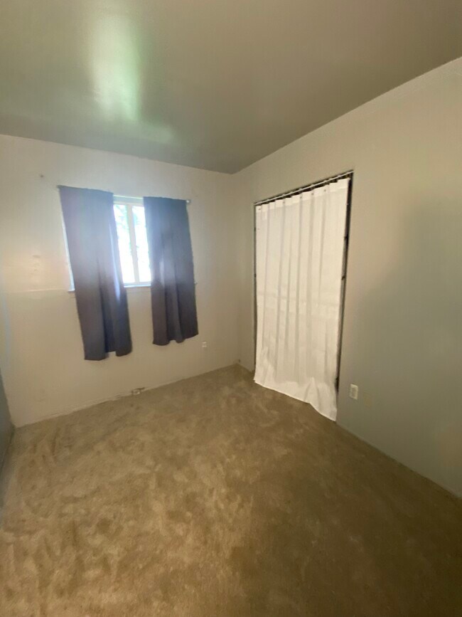 Dormitorio 1 - 11051 Studebaker Ave
