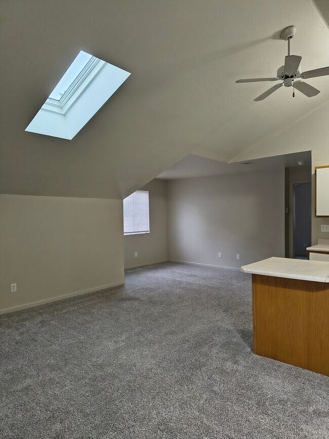 Foto del edificio - 585 W Randall St