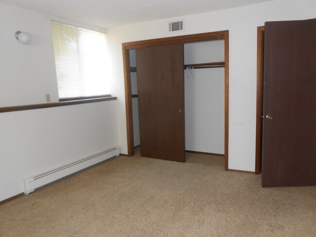 Building Photo - 3154 Lakeside Dr