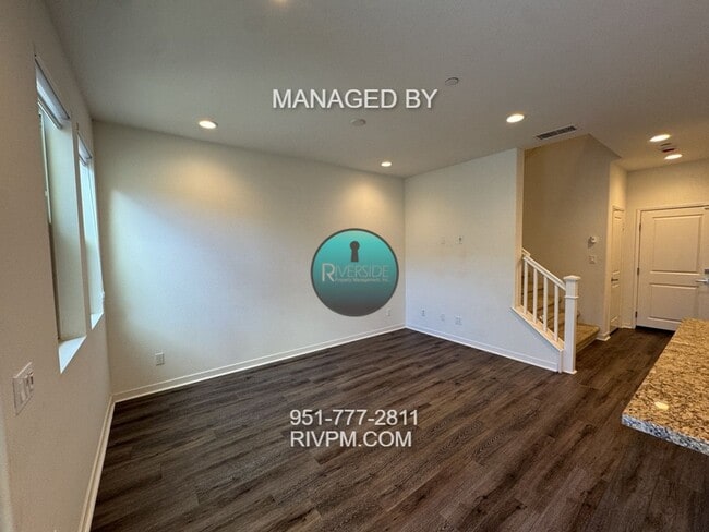 Foto del edificio - DISCOVER YOUR DREAM CONDO AT 105 CORONA!!