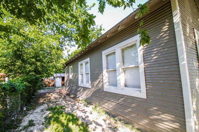 Building Photo - Amazing Home Near Downtown