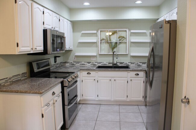 Foto del edificio - RENOVATED 2-BEDROOM TOWNHOME IN AHISD