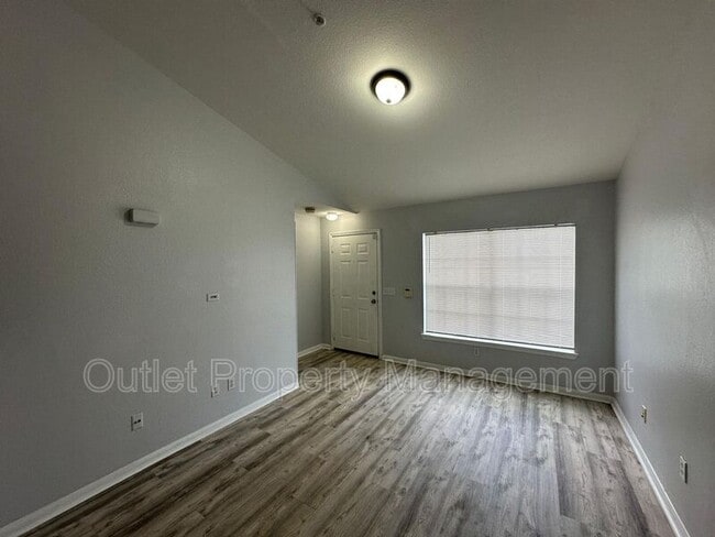 Building Photo - 9045 Lee Vista Blvd