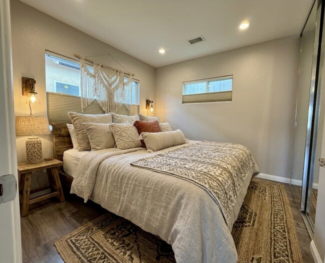 Foto del edificio - Cottage Home in Normal Heights! Conveniently offers A/C, in Unit Washer/Dryer, Assigned Parking P...