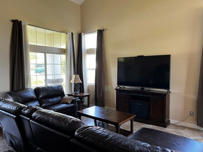 Foto del edificio - Gorgeous 4 bedroom 3 Bathroom Home in East...