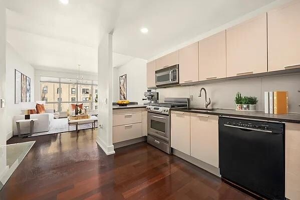 Building Photo - 350 W 42nd St