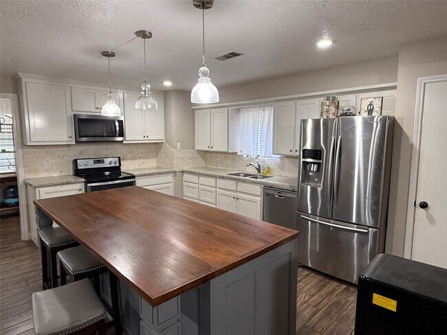 Foto del edificio - 3305 Tompkins Dr