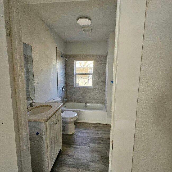 Building Photo - 1509 W Collin St