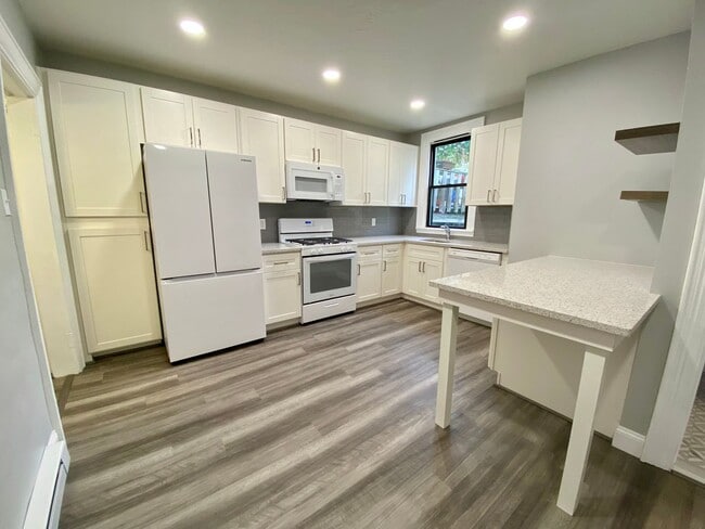 Building Photo - Renovated 2 Bed/1.5 Bath on a Quiet Street...