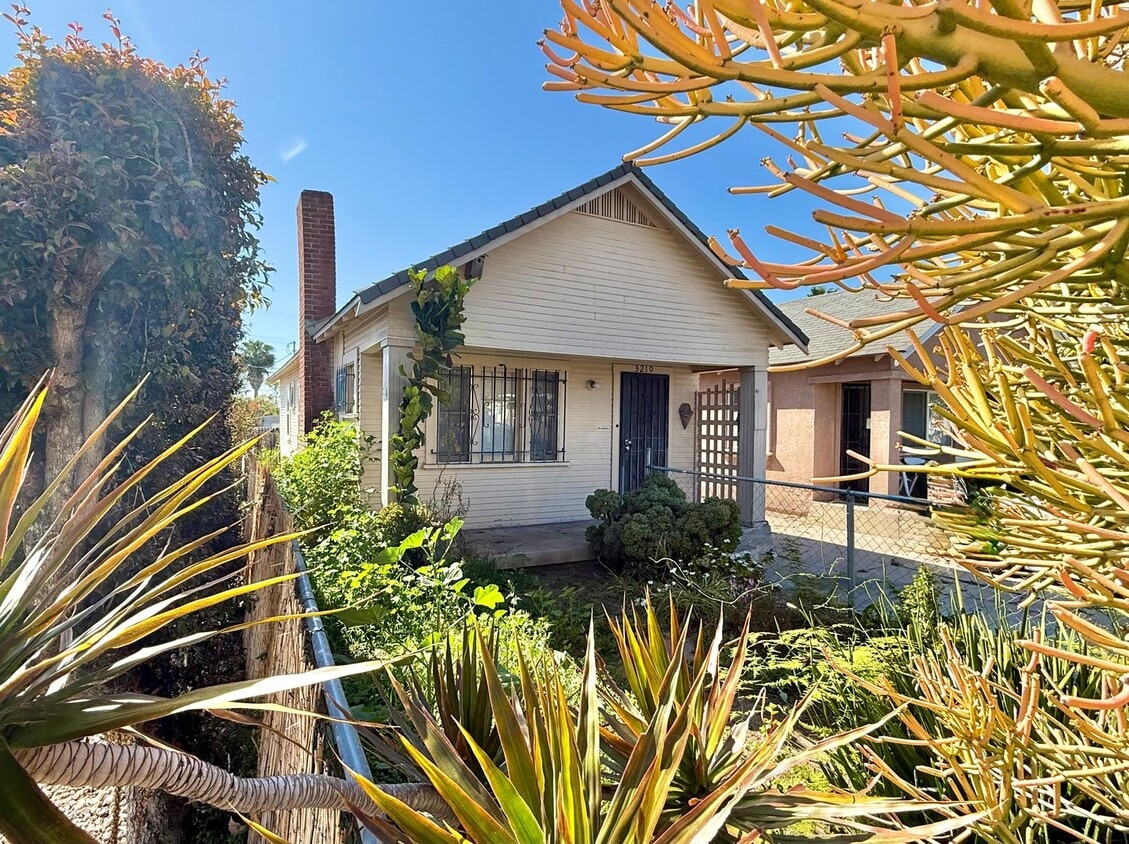 Foto principal - 2 Bedroom Cottage nestled in City Heights!...