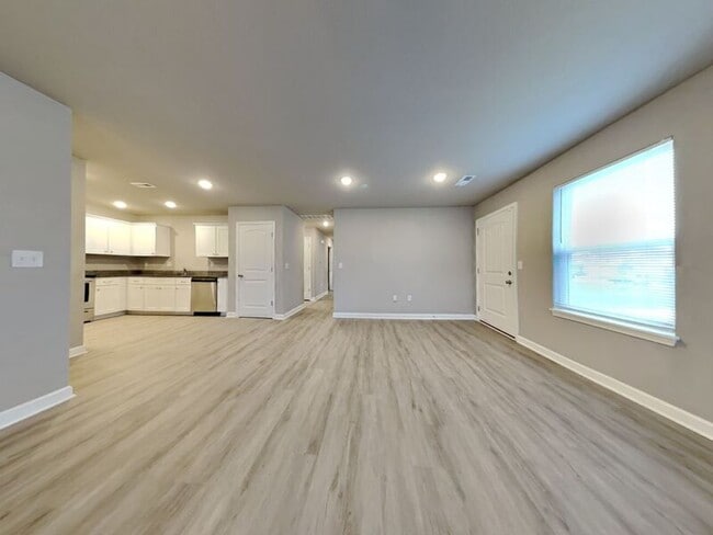 Building Photo - 208 SW Sunflower St