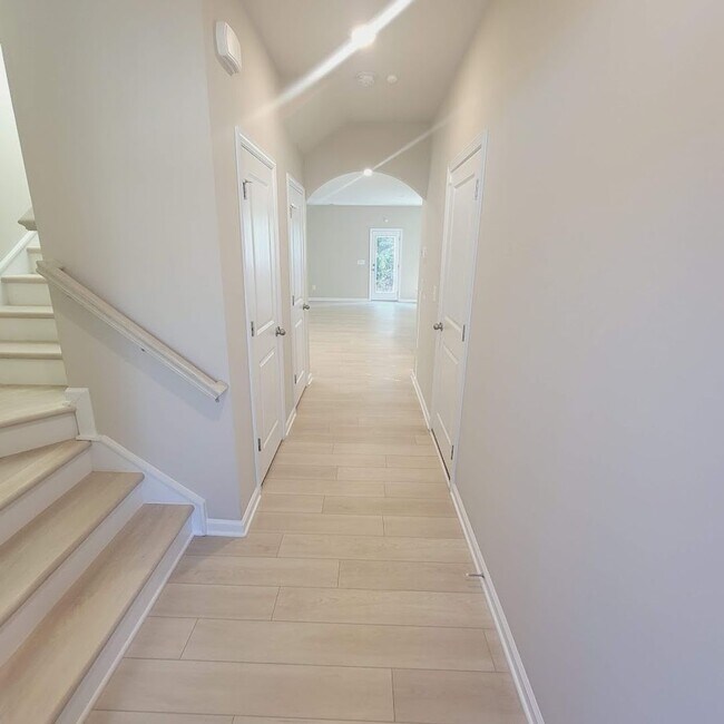 Foto del edificio - End Unit; 3Br/2.5BA Townhouse