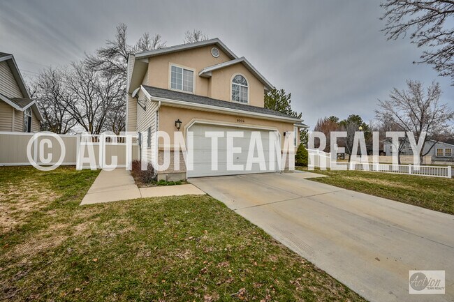 Building Photo - Single Family Home in Sandy!