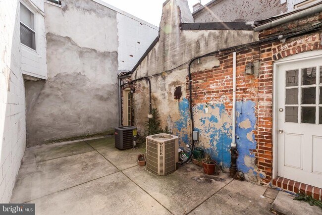 Building Photo - 931 S Charles St
