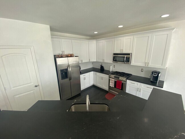 Building Photo - LARGE 6 Bed 4 Bath 4 Car Garage Home Near ...