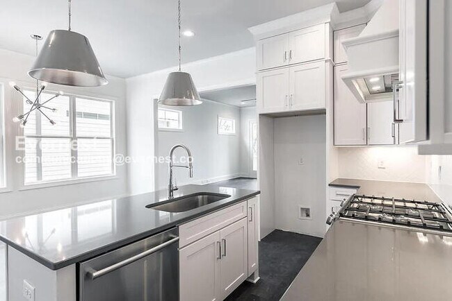 Building Photo - 3 Bed/3.5 Bath Home with Fenced Yard & Garage / Coming Soon!