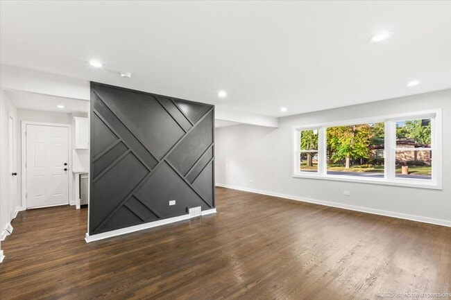 Building Photo - 15041 Irving Ave