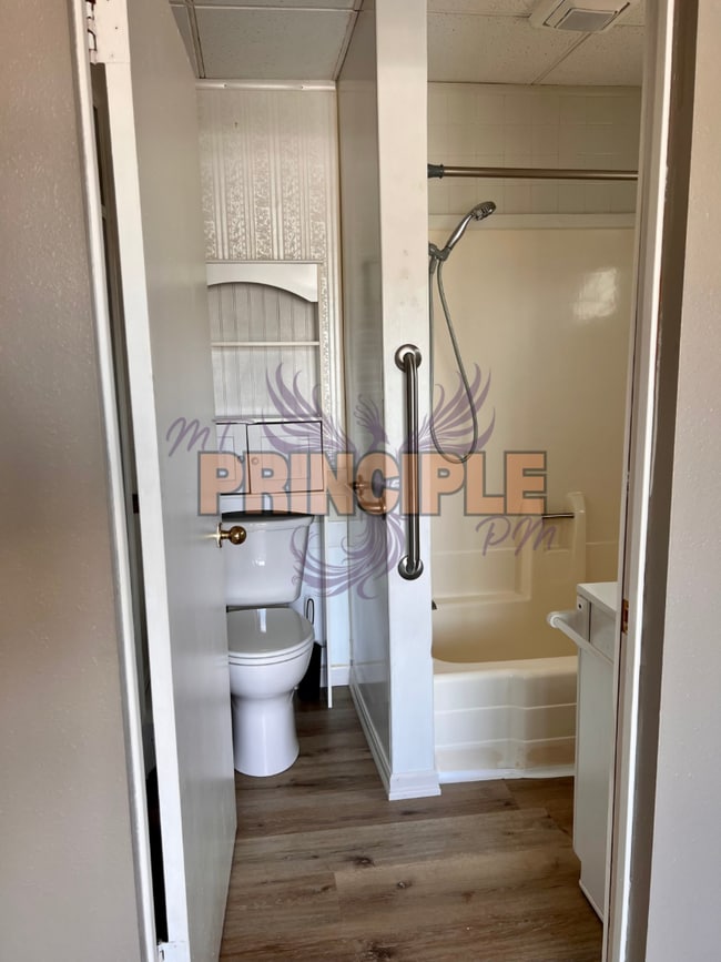 Building Photo - Charming cozy two bedroom house on the flats.