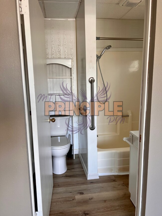 Foto del edificio - Charming cozy two bedroom house on the flats.